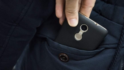 Doi tineri au intrat în casa unei maramureșence și i-au cerut mâncare; Au lăsat-o în schimb fără telefon