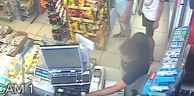 A plătit cumpărăturile cu banii furați din casa de marcat