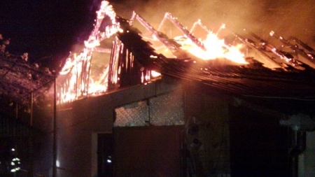 O femeie a murit carbonizată într-un incendiu din Petrova