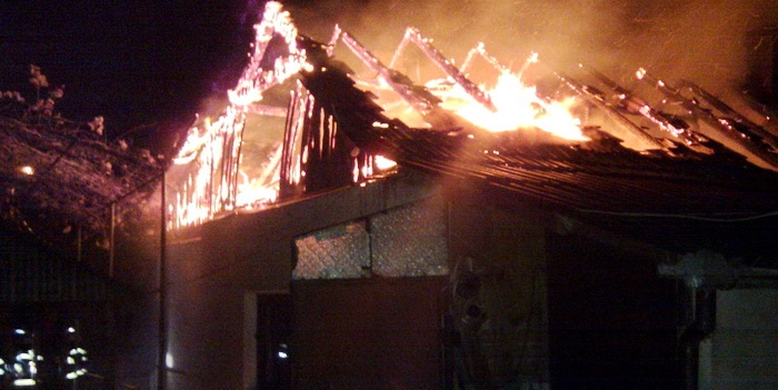 O femeie a murit carbonizată într-un incendiu din Petrova