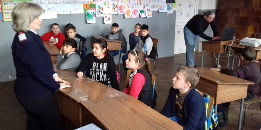 Lecții de protecție civilă predate elevilor de către pompieri