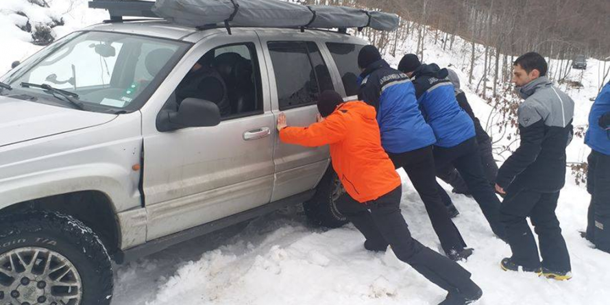 S-a blocat cu mașina în zăpadă și risca să cadă în prăpastie