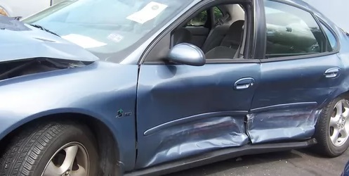 Băut la volan, n-a mai încăput pe drum și a avariat mașina unui consătean