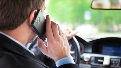 Dosar penal pentru un șofer care vorbea la telefon, în timp ce conducea