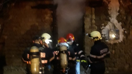 Casă cuprinsă de flăcări (GALERIE FOTO)