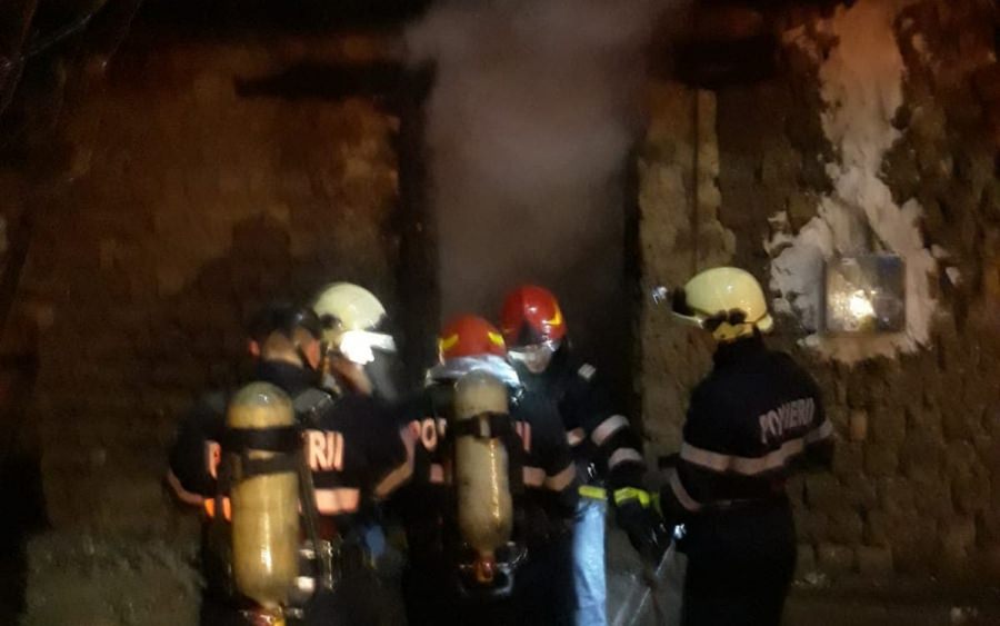 Casă cuprinsă de flăcări (GALERIE FOTO)
