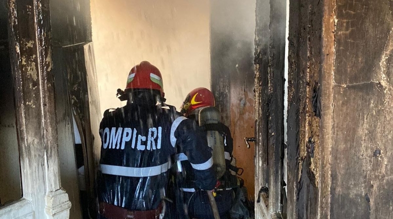 O femeie și un bărbat au ajuns la spital după ce o casă din Sighet a fost cuprinsă de flăcări (GALERIE FOTO)