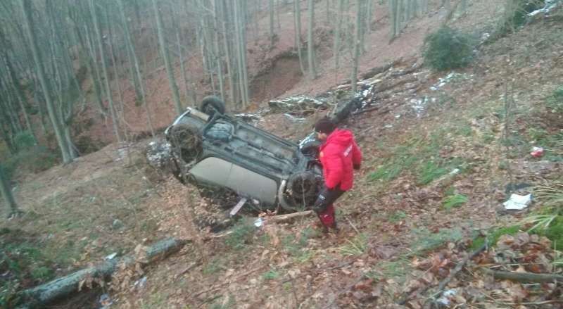 Intervenție a salvamontiștilor după ce o mașină a căzut într-o râpă pe Transfăgărășan