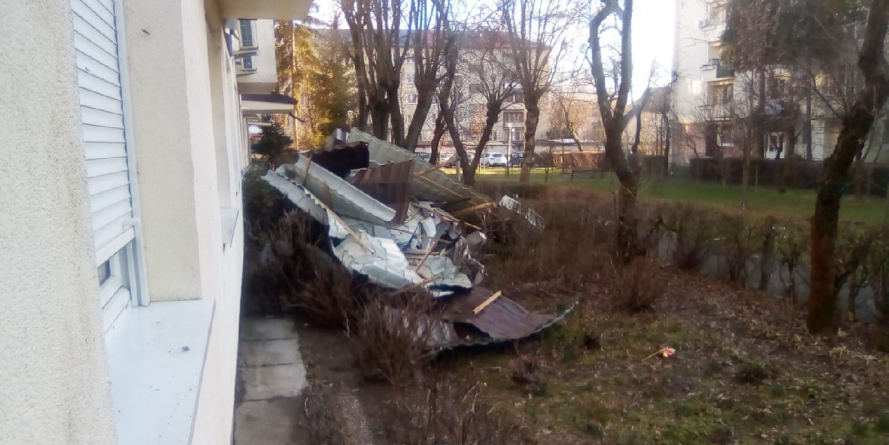 Șarpantă smulsă de vânt în Baia Mare