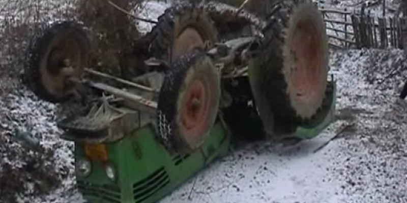 Lăpușan surprins sub tractorul răsturnat