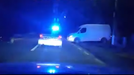 Ca să scape de poliție, a condus cu spatele mașina în care se aflau 20.000 cartușe de țigări, până când s-a tras la pneuri (VIDEO)