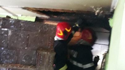 Cinci incendii în 24 de ore; focul a cuprins vegetație uscată, coșuri de fum, precum și un adăpost de animale