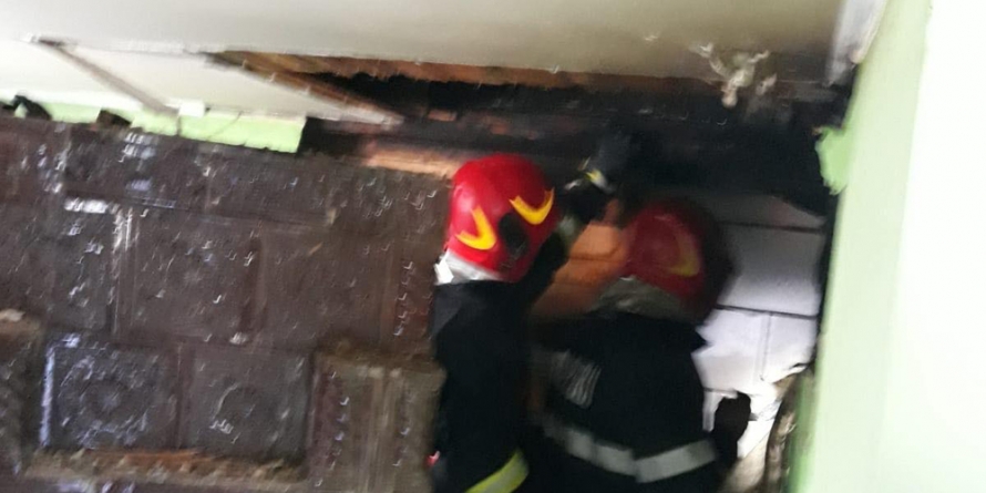 Cinci incendii în 24 de ore; focul a cuprins vegetație uscată, coșuri de fum, precum și un adăpost de animale