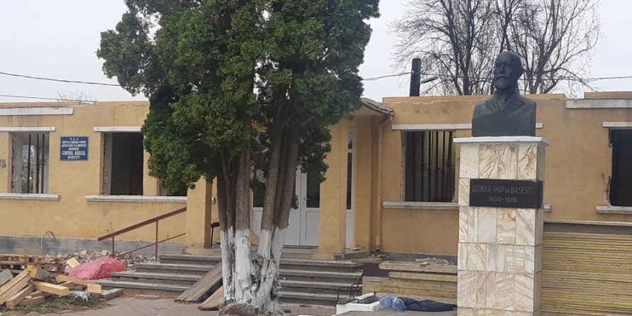 Tot în regim de avarie: Primăria Băsești așteaptă cu nerăbdare banii pentru a reface primăria arsă