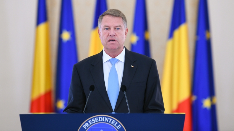 Klaus Iohannis: „Protejați-vă, păstrați distanța, iar dacă vă întâlniți, nu vă mai strângeți mâna și nu vă mai îmbrățișați!” (VIDEO)