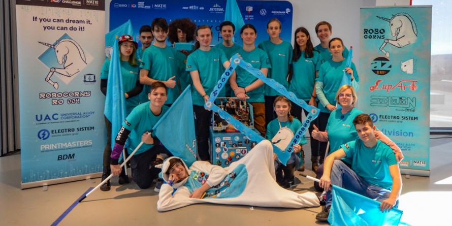 Echipa de robotică a Colegiului ”Vasile Lucaciu” Baia Mare confecționează viziere de protecție împotriva coronavirusului