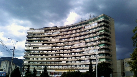 Obligativitate: Primăriile din Maramureș, obligate să monteze dispozitive cu soluții dezinfectante la toate intrările de bloc și să dezinfecteze spațiile comune