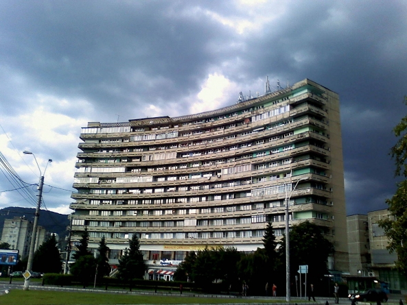 Obligativitate: Primăriile din Maramureș, obligate să monteze dispozitive cu soluții dezinfectante la toate intrările de bloc și să dezinfecteze spațiile comune