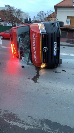 Ca și când nu ar fi fost de ajuns: Autospecială ISU, plină cu maramureșeni, răsturnată în Cluj. Făcea parte din coloana cu cei întorși din Paris (FOTO)
