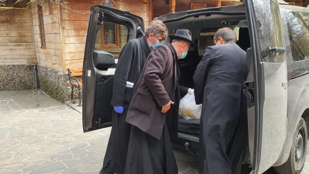 O nouă acțiune socială organizată la Bisericuța de Lemn din Baia Mare: Preoții au livrat din nou alimente nevoiașilor (GALERIE FOTO)
