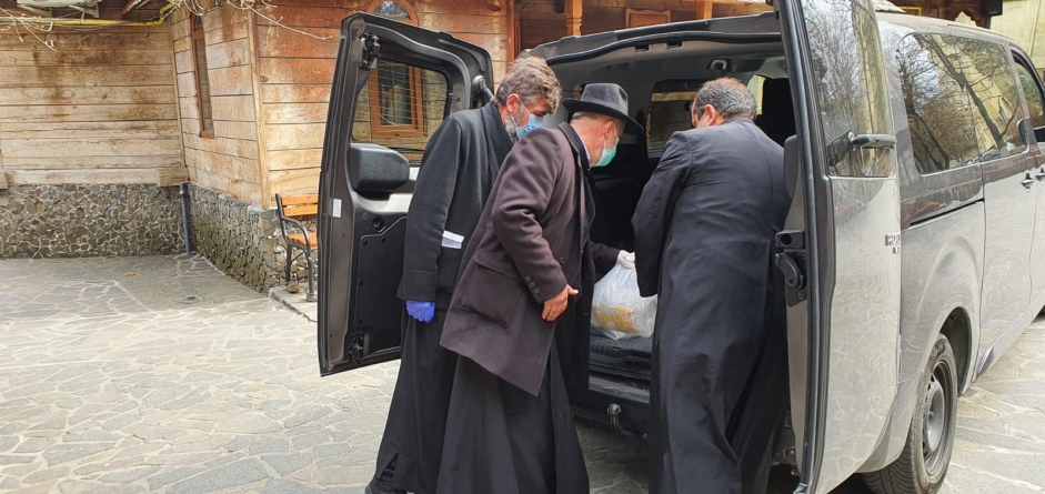 O nouă acțiune socială organizată la Bisericuța de Lemn din Baia Mare: Preoții au livrat din nou alimente nevoiașilor (GALERIE FOTO)