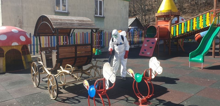 În război cu Coronavirusul: Acțiuni pentru dezinfectarea locurilor publice în orașele din Maramureș (GALERIE FOTO)