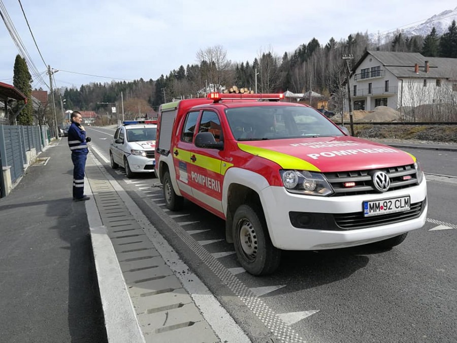 Exemplu de bună practică: La Moisei, străzile sunt dezinfectate cu o soluție de hipoclorit de sodiu (GALERIE FOTO)