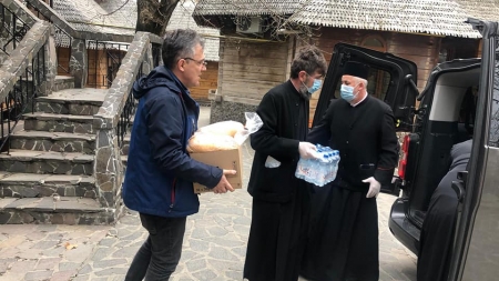 „Liturghia de după Liturghie”: Masa caldă de la Bisericuța de Lemn din Baia Mare a fost livrată de preoți acasă la asistații social (GALERIE FOTO)