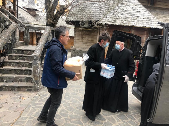 „Liturghia de după Liturghie”: Masa caldă de la Bisericuța de Lemn din Baia Mare a fost livrată de preoți acasă la asistații social (GALERIE FOTO)