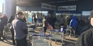 Cozi de criză: Acces limitat în supermarketurile din Baia Mare; clienții, rugați să respecte noile reguli