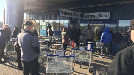 Cozi de criză: Acces limitat în supermarketurile din Baia Mare; clienții, rugați să respecte noile reguli