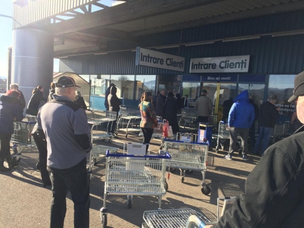 Cozi de criză: Acces limitat în supermarketurile din Baia Mare; clienții, rugați să respecte noile reguli