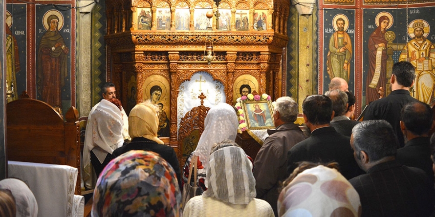 Nu se mai suspendă slujbele religioase în weekend și sărbători legale; PS Iustin: „În vremuri de molime și boli, Biserica nu poate intra în carantină”