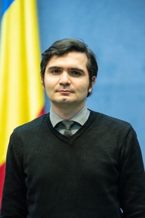 Povestea lui Bogdan, interpretul din mesajele autorităților; „E un om de o modestie remarcabilă!”