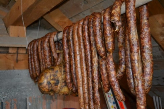 Au furat carne în valoare de 3.500 de lei dintr-o anexă gospodărească