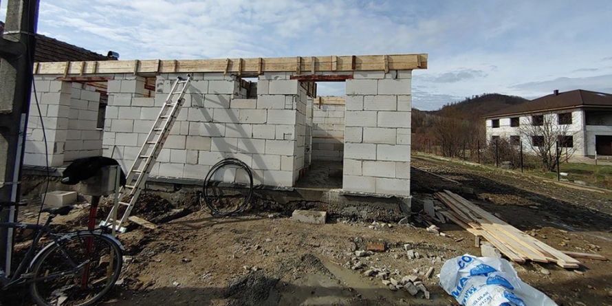 După ce a trecut printr-un incendiu, o familie din Parohia Măgherăuș va avea o nouă casă