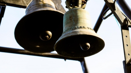 Zilnic, la amiază, clopotele din toate bisericile din Episcopie vor suna timp de cinci minute