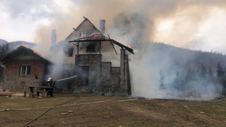 Incendiu: Cabană în flăcări în Vișeu de Sus (GALERIE FOTO)