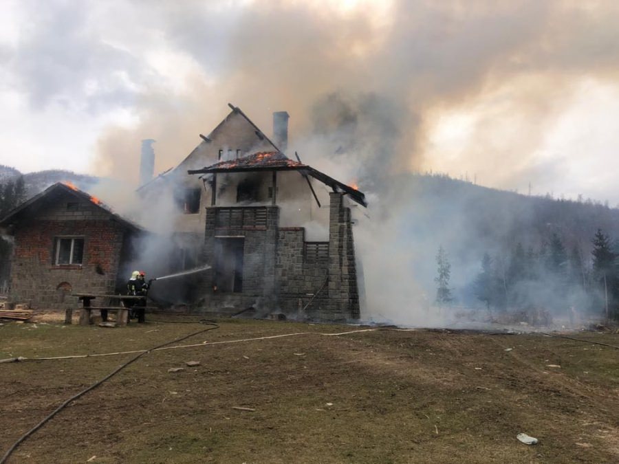 Incendiu: Cabană în flăcări în Vișeu de Sus (GALERIE FOTO)