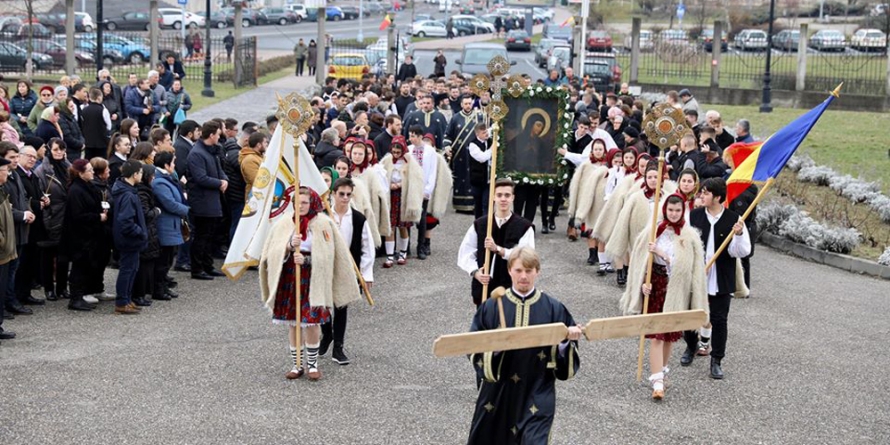 Icoana făcătoare de minuni de la Mănăstirea Rohia a fost depusă la Catedrala Episcopală pentru închinare (GALERIE FOTO)