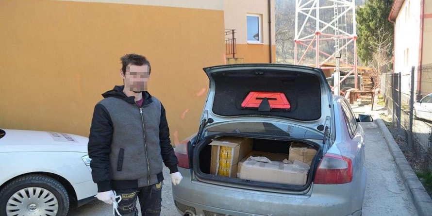 Sistem de închidere al portbagajului modificat pentru a ascunde țigări în valoare de 29.000 de lei