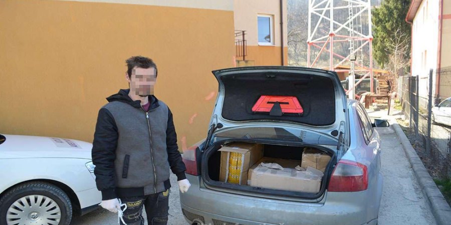 Sistem de închidere al portbagajului modificat pentru a ascunde țigări în valoare de 29.000 de lei