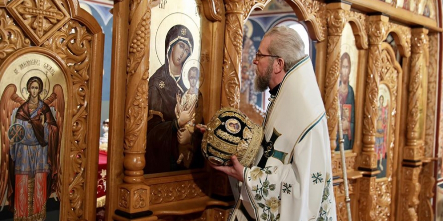 „Am vrut să fie cât mai spectaculoasă viaţa noastră. Am uitat de simţul măsurii, de cumpătare. Iată, ne-a adus Dumnezeu în situaţia de faţă” – atrage atenția PS Iustin