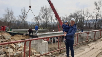 Lucrări complexe în Bârsana: Se montează grinzile de beton pentru al treilea pod peste râul Iza (GALERIE FOTO)