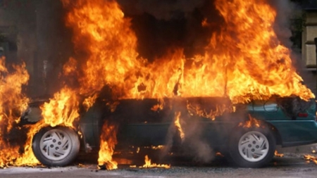Un maramureșean și-a incendiat mașina, iar focul s-a propagat apoi și la o autoutilitară din apropiere