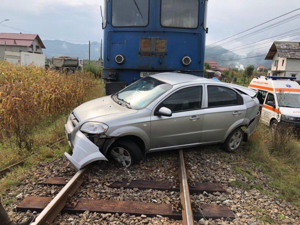 Accident feroviar: Mașina în care se aflau doi polițiști de frontieră din Maramureș a fost lovită de tren