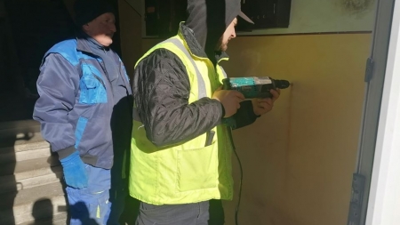 În Cavnic, s-au montat dispozitive cu soluții dezinfectante la toate blocurile de locuințe (GALERIE FOTO)