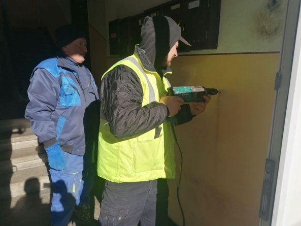 În Cavnic, s-au montat dispozitive cu soluții dezinfectante la toate blocurile de locuințe (GALERIE FOTO)