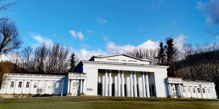„Povești din Satul de pe deal – Atelierul digital de lectură”: Puteți asculta basme populare, legende locale sau întâmplări reale petrecute odinioară