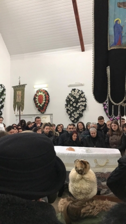Lacrimi de durere: Carmen, eleva în Baia Mare ucisă cu sânge rece, a fost condusă pe ultimul drum în rochie de mireasă (FOTO)